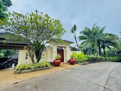 a house with palm trees and a driveway at \u6574\u680b\u9ad8\u5962\u5eb7\u517b\u6cf3\u6c60\u522b\u5885 - \u5e26\u53a8\u5e08\u5973\u4f63 in Layan Beach