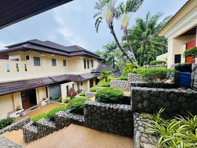 a view of a house with a retaining wall at \u6574\u680b\u9ad8\u5962\u5eb7\u517b\u6cf3\u6c60\u522b\u5885 - \u5e26\u53a8\u5e08\u5973\u4f63 in Layan Beach