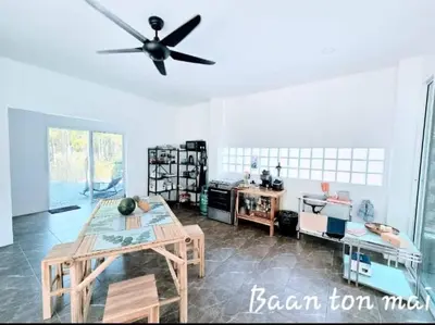 a dining room with a table and a ceiling fan at Baan ton mai 2 bedrooms 400 m from the beach in Klong Muang Beach