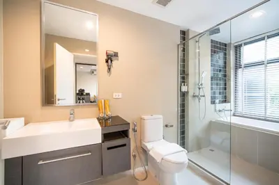 a bathroom with a sink and a toilet and a shower at \u65b0\u623f\u7279\u60e0 \u82ad\u4e1cThe Deck43\u7cbe\u88c5\u4e00\u5367\u5ba4\u516c\u5bd3\u5e26\u6d74\u7f38 \u8fd1\u82ad\u4e1c\u6d77\u6ee9Bangla\u6c5f\u897f\u51b7 in Patong Beach