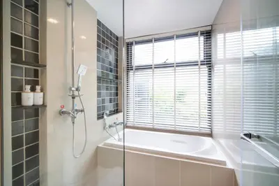 a bathroom with a shower and a bath tub at \u65b0\u623f\u7279\u60e0 \u82ad\u4e1cThe Deck43\u7cbe\u88c5\u4e00\u5367\u5ba4\u516c\u5bd3\u5e26\u6d74\u7f38 \u8fd1\u82ad\u4e1c\u6d77\u6ee9Bangla\u6c5f\u897f\u51b7 in Patong Beach