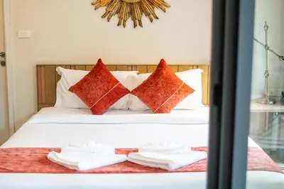 a bedroom with a bed with towels on it at \u65b0\u623f\u7279\u60e0 \u82ad\u4e1cThe Deck43\u7cbe\u88c5\u4e00\u5367\u5ba4\u516c\u5bd3\u5e26\u6d74\u7f38 \u8fd1\u82ad\u4e1c\u6d77\u6ee9Bangla\u6c5f\u897f\u51b7 in Patong Beach