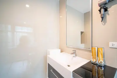 a bathroom with a white sink and a mirror at \u65b0\u623f\u7279\u60e0 \u82ad\u4e1cThe Deck43\u7cbe\u88c5\u4e00\u5367\u5ba4\u516c\u5bd3\u5e26\u6d74\u7f38 \u8fd1\u82ad\u4e1c\u6d77\u6ee9Bangla\u6c5f\u897f\u51b7 in Patong Beach