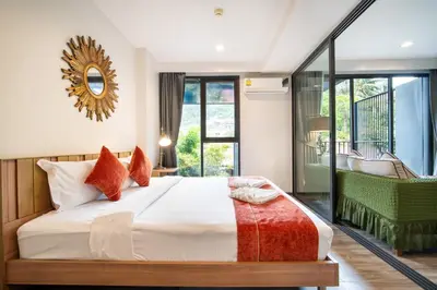 a bedroom with a large bed and a balcony at \u65b0\u623f\u7279\u60e0 \u82ad\u4e1cThe Deck43\u7cbe\u88c5\u4e00\u5367\u5ba4\u516c\u5bd3\u5e26\u6d74\u7f38 \u8fd1\u82ad\u4e1c\u6d77\u6ee9Bangla\u6c5f\u897f\u51b7 in Patong Beach