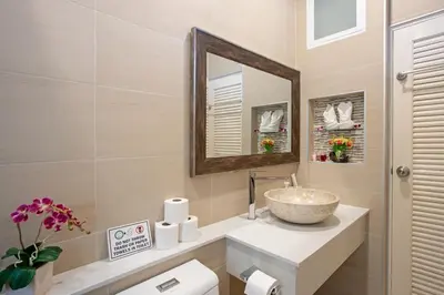 a bathroom with a bowl sink and a mirror at Villa Vie Phuket Rawai 3 Bedrooms in Ban Saiyuan (1)