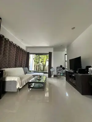 a living room with a couch and a tv at Town House in Ban Ket Ho