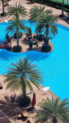 an overhead view of a swimming pool with palm trees at Уютная студия в жилом комплексе в заповедном уголке Пхукета in Ban Mai Salae