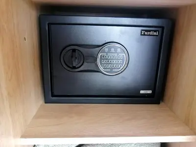 a television sitting on top of a wooden shelf at Relife apartments Большая квартира с панорамным видом на горы на Най Харне in Phuket Town