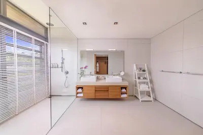 a bathroom with a sink and a mirror at Villa Cielo in Ban Han Pa To