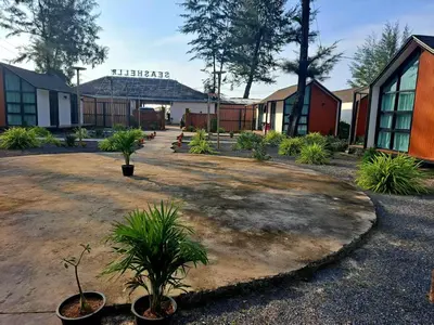 a courtyard with potted plants in front of a building at Seashell Family-555\u666e\u5409\u5c9b\u6728\u5c4b\u8d70\u51e0\u6b65\u5230\u90a6\u6d9b\u6d77\u6ee9\u770b\u65e5\u843d\u5468\u8fb9\u9910\u996e\u65b9\u4fbf in Bang Tao Beach