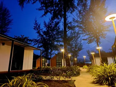 a street at night with lights on at Seashell Family-555\u666e\u5409\u5c9b\u6728\u5c4b\u8d70\u51e0\u6b65\u5230\u90a6\u6d9b\u6d77\u6ee9\u770b\u65e5\u843d\u5468\u8fb9\u9910\u996e\u65b9\u4fbf in Bang Tao Beach