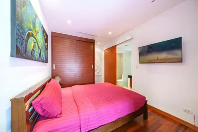 a bedroom with a pink bed in a room at The Residence One-Bedroom Villa in Ban Thalat Choeng Thale