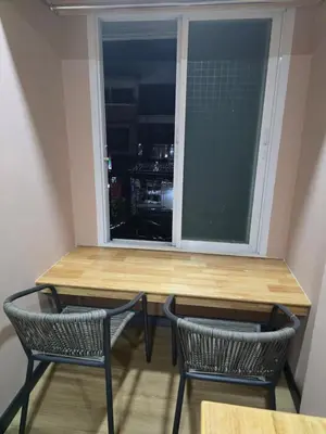 a table and two chairs in front of a window at Yolo\u6d77\u9493\u4ff1\u4e50\u90e8\u516c\u5bd3 in Ban Bang Chak