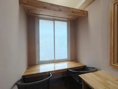 a window in a room with a wooden table and chairs at Yolo\u6d77\u9493\u4ff1\u4e50\u90e8\u516c\u5bd3 in Ban Bang Chak
