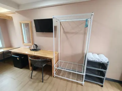 a room with a desk and a shower at Yolo\u6d77\u9493\u4ff1\u4e50\u90e8\u516c\u5bd3 in Ban Bang Chak