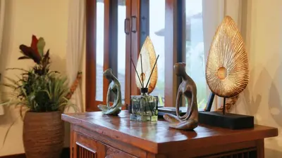 a wooden table with two lamps on top of it at \u666e\u5409\u9ad8\u7aef\u5eb7\u517b\u6cf3\u6c60\u522b\u5885 in Layan Beach