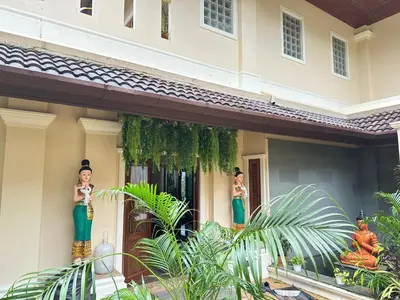 two women standing on the side of a house at \u666e\u5409\u9ad8\u7aef\u5eb7\u517b\u6cf3\u6c60\u522b\u5885 in Layan Beach