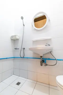 a bathroom with a sink and a mirror at Queen On Street 2009 in Ban Lo Long
