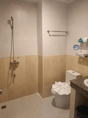 a bathroom with a shower and a toilet and a sink at Hua LaiDe patong \u4e00\u5367\u5ba4\u5927\u5e8a\u623f in Patong Beach