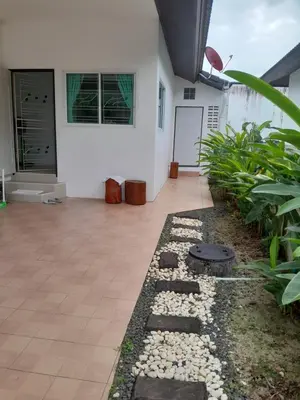 a courtyard of a white house with plants at Baan Saun PK in Ban Bang La