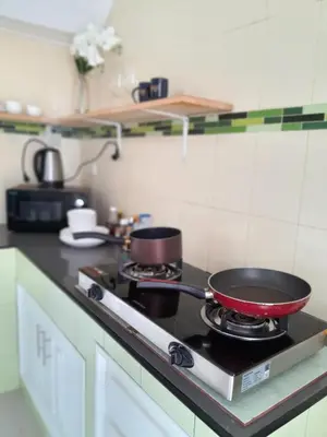 a frying pan on a stove in a kitchen at Baan Saun PK in Ban Bang La