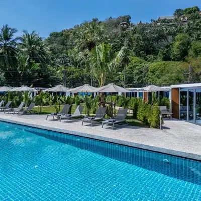 Apple House seaside home and pool
