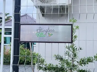 a sign on the side of a building at Stingless Villa in Ban Ket Ho