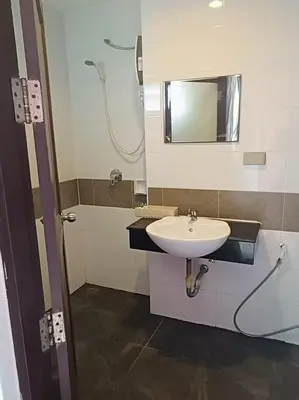 a bathroom with a sink and a shower with a mirror at \u82ad\u4e1c\u4e00\u5367\u5927\u5e8a\u623f\u72ec\u7acb\u6dcb\u6d74\u9633\u53f0 in Patong Beach