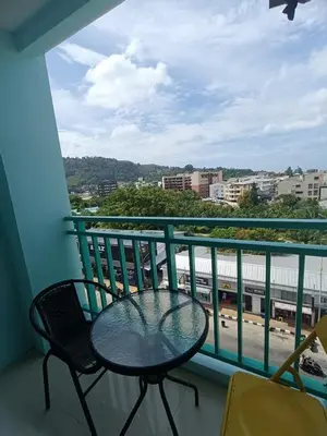 a table and chairs on a balcony with a view at \u82ad\u4e1c\u4e00\u5367\u5927\u5e8a\u623f\u72ec\u7acb\u6dcb\u6d74\u9633\u53f0 in Patong Beach