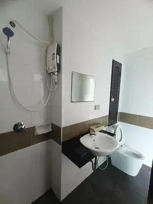 a bathroom with a sink and a shower at \u82ad\u4e1c\u4e00\u5367\u5927\u5e8a\u623f\u72ec\u7acb\u6dcb\u6d74\u9633\u53f0 in Patong Beach