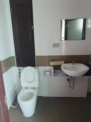 a bathroom with a toilet and a sink at \u82ad\u4e1c\u4e00\u5367\u5927\u5e8a\u623f\u72ec\u7acb\u6dcb\u6d74\u9633\u53f0 in Patong Beach