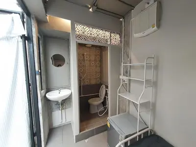 a small bathroom with a sink and a toilet at FanRoomGroundFlNonehotshower in Ban Ket Ho