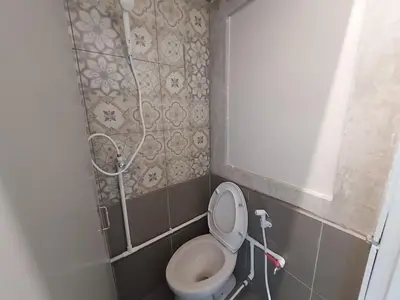 a small bathroom with a toilet in a room at FanRoomGroundFlNonehotshower in Ban Ket Ho
