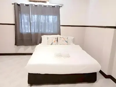 a bedroom with a bed with white sheets and a window at XX Mitr Inn Phuket Mueang Kao - มิตร อินน์ ภูเก็ต โอลทาวน์ in Phuket Town