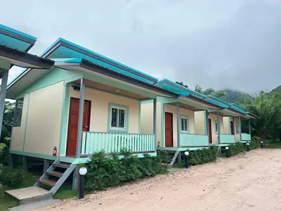 a row of houses on the side of a dirt road at Happy Koh Yao Yai Bangkalo in Ban Tha Rua