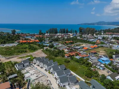an aerial view of a city with houses at \u9760\u8fd1\u5e2e\u6d9b\u6d77\u6ee9\u56db\u5367\u5ba4\u5bb6\u5ead\u522b\u5885 in Ban Lum Fuang