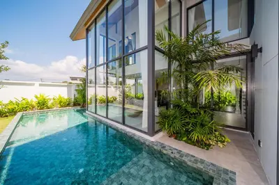 an image of a swimming pool in a house at \u9760\u8fd1\u5e2e\u6d9b\u6d77\u6ee9\u56db\u5367\u5ba4\u5bb6\u5ead\u522b\u5885 in Ban Lum Fuang