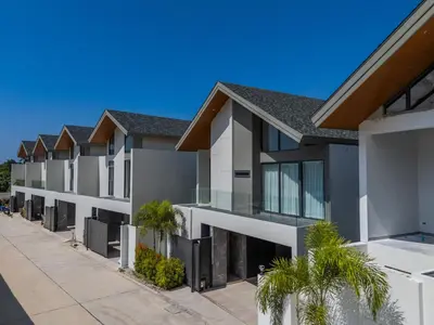 an image of a row of apartment buildings at \u9760\u8fd1\u5e2e\u6d9b\u6d77\u6ee9\u56db\u5367\u5ba4\u5bb6\u5ead\u522b\u5885 in Ban Lum Fuang