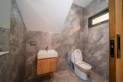 a bathroom with a toilet and a sink at \u9760\u8fd1\u5e2e\u6d9b\u6d77\u6ee9\u56db\u5367\u5ba4\u5bb6\u5ead\u522b\u5885 in Ban Lum Fuang