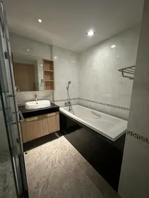 a bathroom with a bath tub and a sink at 2 комнатные апартаменты с одной спальней и кухней-гостиной in Phuket Town