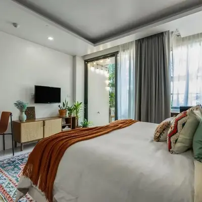 Spacious studio with big patio !