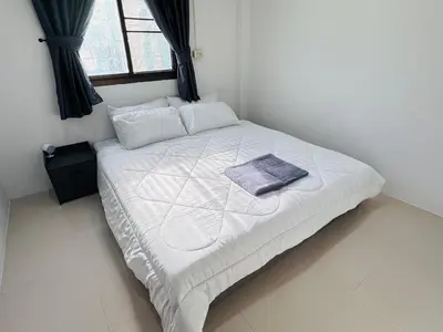 a white bed in a room with a window at SINTO Homestay Yao Noi in Ko Yao Noi