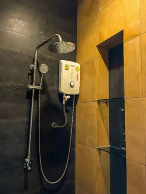 a shower in a bathroom with a shower at BaanMee Phuket near Chalong Pier in Chalong