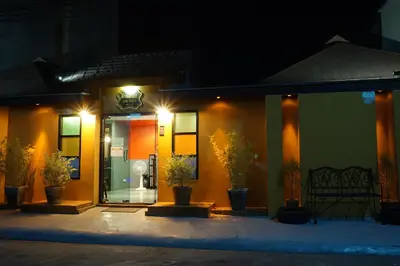 a building with a bench in front of it at night at Baan Paea Guest House in Ban Ket Ho