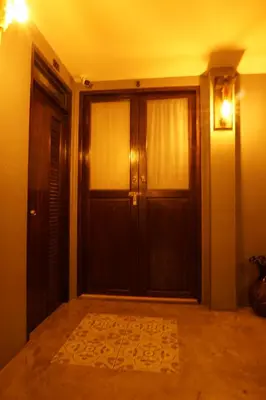 an empty hallway with a door with a rug in front at Baan Paea Guest House in Ban Ket Ho