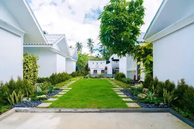 a courtyard of a house with a yard at The Seaton House in Rawai Beach