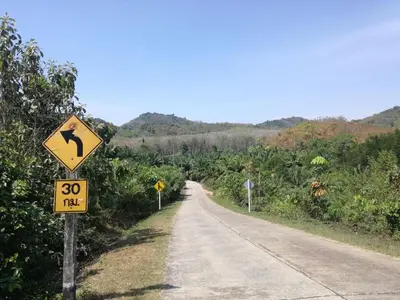 a road sign on the side of a dirt road at Mr Bao Homestay & Bungalows in Ko Yao Noi