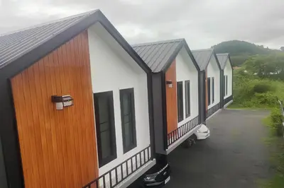 a row of houses parked in a parking lot at N&N HOUSE Laem Hin in Ban Laem Hin