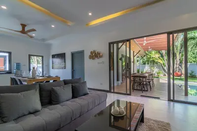 a living room with a couch and a table at villa Akala in Ban Saiyuan (1)
