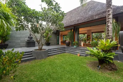 a house with a courtyard with a garden at Stunning 5BR villa with freshwater pool & tropical garden in Ban Phru Champa